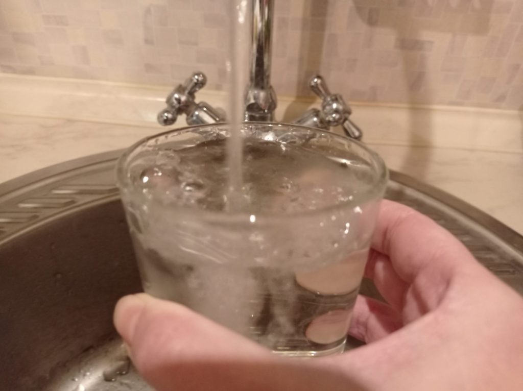 В Рязанской области повысят качество водоснабжения в 15 районах, четырех округах и столице региона В Рязанской области ведется активная работа в рамках реализации целей и задач национального проекта «Инфраструктура для жизни». В комплексный план модернизации коммунальной инфраструктуры включено более 2400 мероприятий по обновлению и строительству объектов ЖКХ и инженерных сетей. Как сообщается на сайте областного правительства, комплексный план модернизации региона составлен на основе данных единой базы объектов ЖКХ и инженерных сетей автоматизированной информационной системы Фонда развития территорий. Рязанская область в числе субъектов РФ, где количество таких мероприятий наибольшее. Их реализация рассчитана до 2030 года в рамках федеральных проектов «Развитие инфраструктуры в населенных пунктах» и «Модернизация коммунальной инфраструктуры» нацпроекта «Инфраструктура для жизни». Губернатор Павел Малков подчеркнул, что федеральная поддержка региона крайне значима. «Рязанская область получит 7,4 ...
