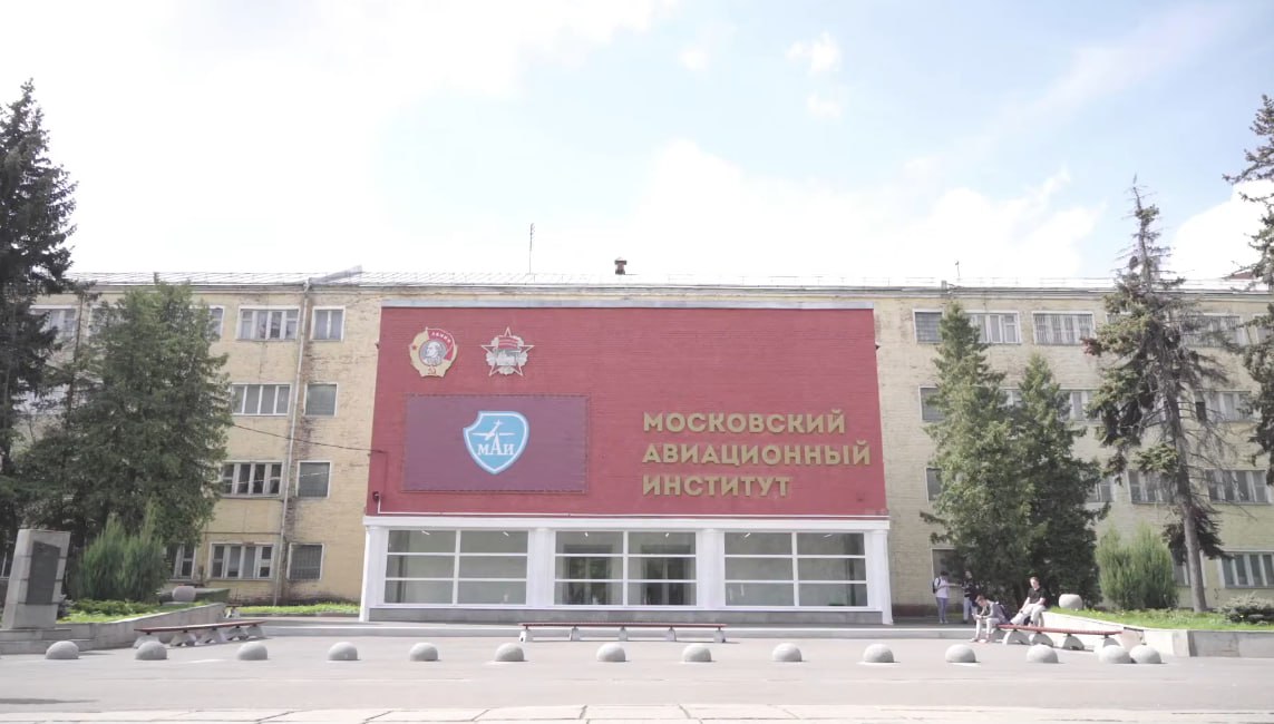 Не просто тяга: Россия рвется в космос на новых двигателях  В МАИ представили HT-1000 – новый российский двигатель для космических аппаратов на эффекте Холла. Разработчики заявляют, что он идеален для управления спутниковыми группировками – от коррекции орбит до сведения с орбиты отработавших спутников.    Пока NASA борется с неполадками двигателей на зонде «Психея», Россия делает ставку на массовое производство HT-1000. Аппараты весом от 450 кг получат тягу для долгосрочных миссий.   Новый двигатель встроен в стратегию «Роскосмоса» до 2036 года. Глава корпорации Дмитрий Баканов подчеркивает, что космос перестает быть монополией государства и частный сектор делает спутники быстрее и дешевле – аппарат за 1-2 млрд рублей для них подъемная задача.    Подробности в нашем материале   ТОЧКА