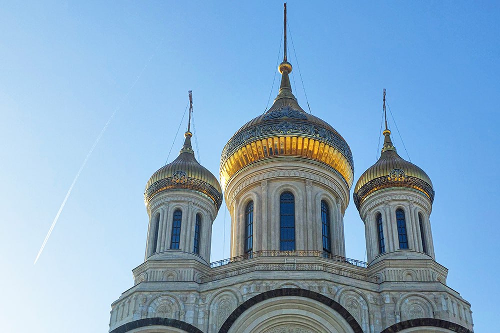 Ничего святого. Оскорбили чувства верующих и поплатились за это. В Москве задержаны молодые люди, снявшие провокационное видео в Сретенском монастыре. Трое парней пришли на службу, начали приставать к верующим и священнослужителям, оскорбляя их и фиксируя происходящее на видео. Спустя несколько дней любителей хайпа задержали и доставили в МВД. Двое из них несовершеннолетние. Составлены административные протоколы. Возможно уголовное дело.