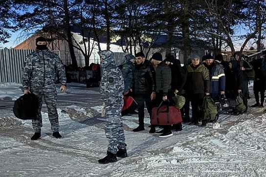 В Амурской области судебные приставы принудительно выдворили за пределы России 15 иностранцев граждан Узбекистана Азербайджана Таджикистана Кыргызстана и Казахстана Мигранты нарушили правила въезда в Российскую Федерацию и режим пребывания в стране Правонарушителям назначено наказание в виде штрафов в размере от двух до пяти тысяч рублей с административным выдворением за пределы РФ Большая часть мигрантов приехали в Приамурье чтобы работать по найму При этом трудовые договоры они не заключали разрешение на временное проживание и вид на жительство не оформляли не продлевали патенты на работу Выдворения иностранцы ожидали в Центре временного содержания иностранных граждан УМВД России по Амурской области После оформления документов судебные приставы отделения специального назначения по обеспечению установленного порядка деятельности судов УФССП России по Амурской области препроводили их до пунктов пропуска через государственную границу Российской Федерации В 2025 году амурские судебные приставы принудительно выдворили из России более 600 иностранцев сообщили в пресс службе УФССП России по Амурской области