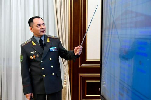 На базе Академии Вооружённых Сил Узбекистана будет создан Университет военной безопасности и обороны, который объединит все ключевые образовательные учреждения Министерства обороны.   В него войдут пять военных институтов, Высшая школа подготовки сержантов и школа специалистов авиации и БПЛА, которые получат статус института. Планируется внедрение централизованной вертикальной системы обучения, позволяющей эффективно интегрировать научные достижения в практическую подготовку офицеров и специалистов. Особое внимание будет уделено развитию лидерских качеств и изучению современных видов вооружения.  Также вводится гибридная модель обучения по принципу «2+2», которая позволит студентам гражданских вузов со второго курса получить одну из 18 военных специальностей. Для поддержки талантливых курсантов учреждается государственная стипендия верховного главнокомандующего, дающая право на поступление в магистратуру военных вузов без экзаменов в течение пяти лет после бакалавриата.    Подробнее на сайте "Ферганы"