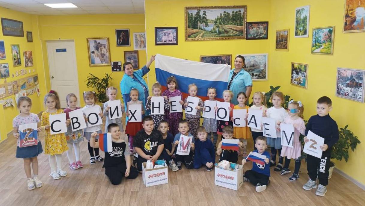 Прививать любовь к Родине в детсадах будут маршами, народной музыкой и сказками  В Минпросвещения также предложили использовать бирюльки и бубны, играть в пограничников и пожарных на учении.   Музыкальные записи, декорации и атрибуты для праздников, способствующие формированию традиционных духовно-нравственных и семейных ценностей, гражданственности и патриотизма, могут стать неотъемлемой частью образования и воспитания дошколят.   Для малышей в детских садах закупят султанчики, настольно-печатные игры, в том числе социально значимой тематики, перчаточные куклы, шапочки-маски героев русских народных сказок для театрализованных представлений и многое другое.    Гуд Афтенун   Новости