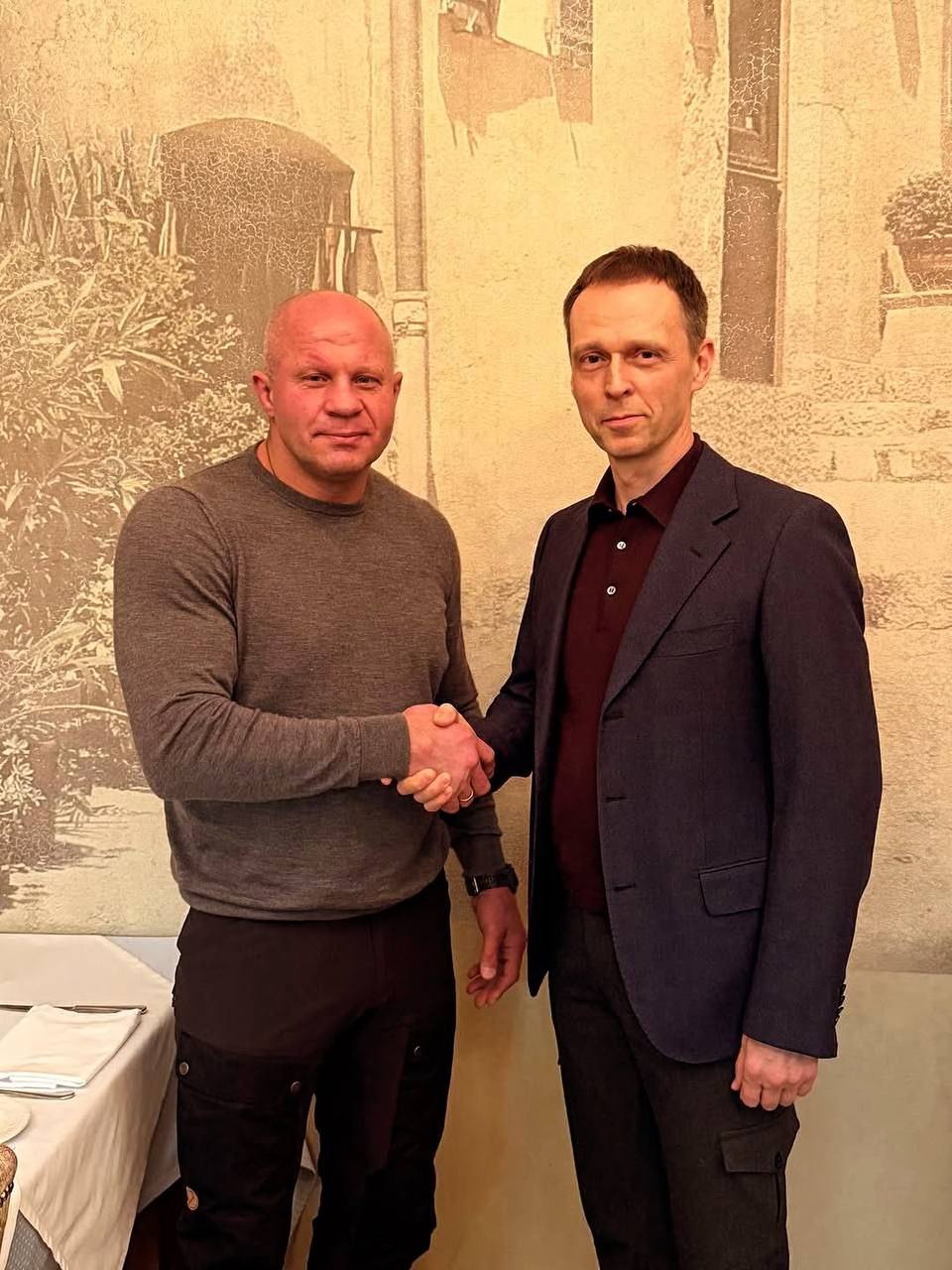 Кандидат на пост президента союзммароссии Сергей Фатеев встретился с Фёдором Емельяненко Фёдор Емельяненко Провел встречу с одним из кандидатов в президенты Союза ММА России Сергей Анатольевич Фатеев рассказал о своих планах по развитию спорта о стратегии управлении Союзом Во время разговора были озвучены интересные мысли и грамотные управленческие идеи Считаю что Сергей Анатольевич сможет успешно воплотить их в жизнь при поддержке и во взаимодействии с руководителями региональных федераций