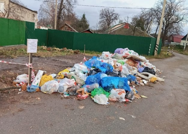 В Кашире ужесточена борьба с захламлением общественных мест. Нарушителей, выбрасывающих мусор неправильно, ожидают штрафы до 20 000 рублей или административные меры. Горожанам предлагается использовать альтернативные способы вывоза отходов. undefined ____    #кашира →