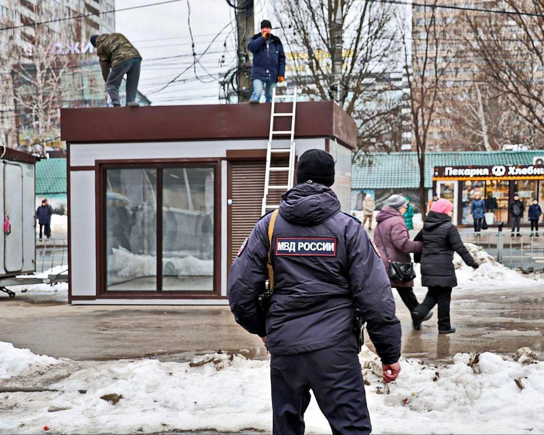 Мэр города начал борьбу с незаконными киосками:   Торговли в самодельных «сараях», с раскладушек, а то и с земли больше не будет! Тем более, что параллельно мы будем развивать Самарские ярмарки – специально оборудованные павильоны, оформленные в едином стиле, с комфортными условиями для продавцов и покупателей.   Всего за выходные вывезли  и демонтировали 15 киосков.