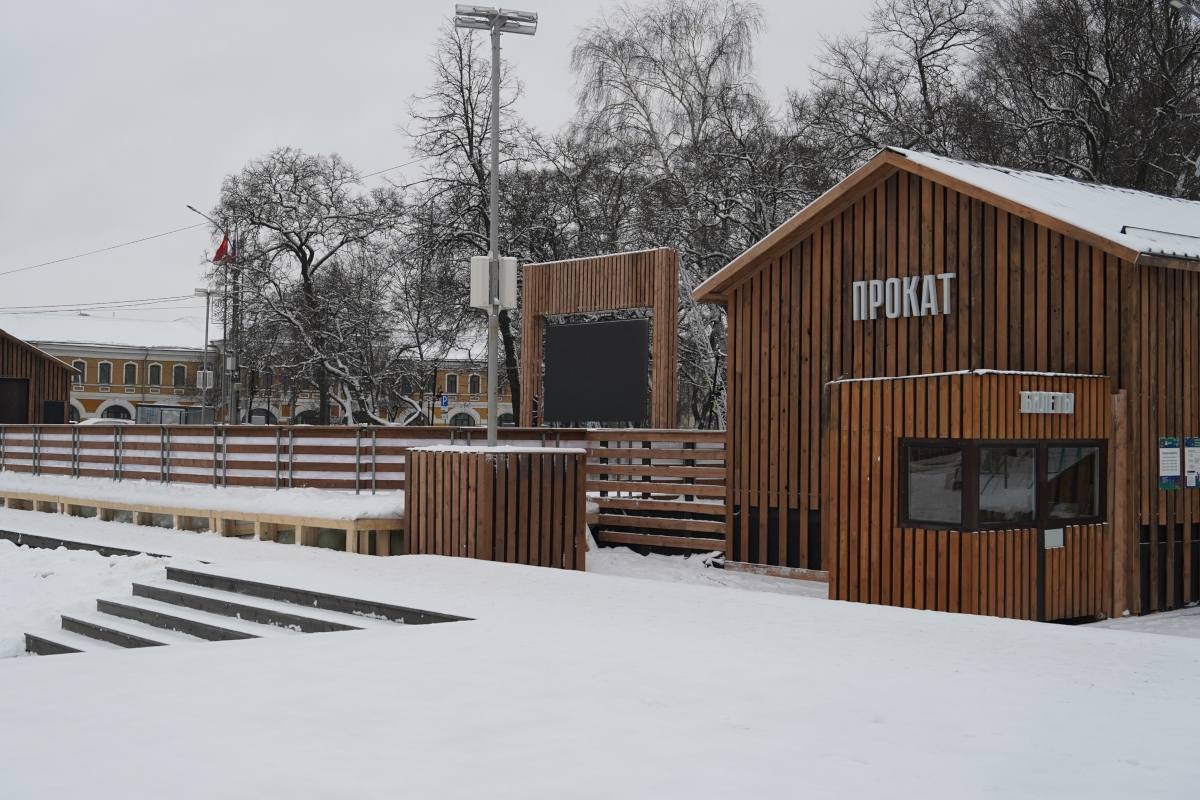 Завтра 10 декабря в Вологде откроется бесплатный каток Зимняя сказка на площади Революции Уже второй год подряд этот проект реализуется компанией ФосАгро по инициативе губернатора Георгия Филимонова Массовые катания 10 декабря пройдут с 19 00 до 21 30 В последующие дни каток будет работать ежедневно с 10 00 до 21 30 по сеансовой системе Забронировать билеты можно на официальном сайте vologda ls rental ru Бронирование открывается за 24 часа до начала сеанса На каждый сеанс доступно 30 электронных билетов а ещё 50 можно получить в билетном домике у катка в будни с 9 30 в выходные за 30 минут до начала сеанса Вологда Регион 35ТВ в MAX