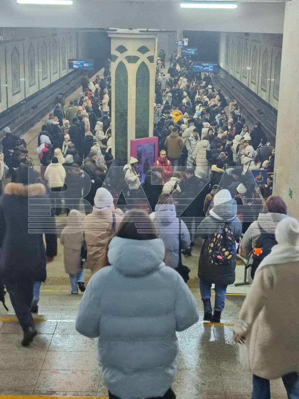 Казанцы укрылись в метро, сообщает Baza.