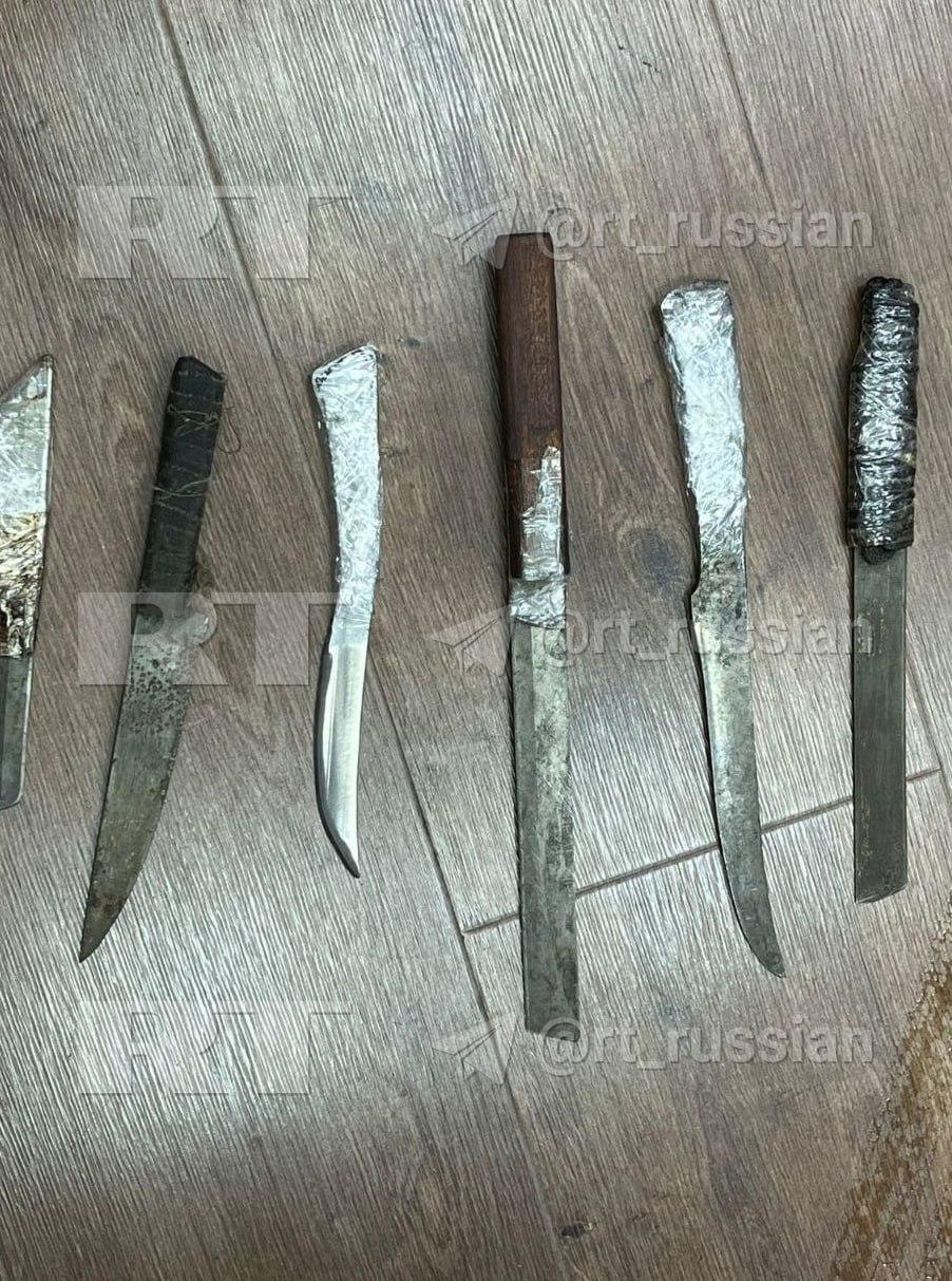 Спецслужбы предотвратили теракт в колонии Ростовской области ФСБ России Его готовили граждане одной из стран Средней Азии говорится в сообщении ведомства План заключался в захвате заложников из числа сотрудников учреждения и поджоге зданий В ходе обысков у подозреваемых обнаружили заточки лоскуты ткани с нанесенным изображением внешне схожим с флагом террористической организации мобильные телефоны содержащие террористические материалы SputnikARM