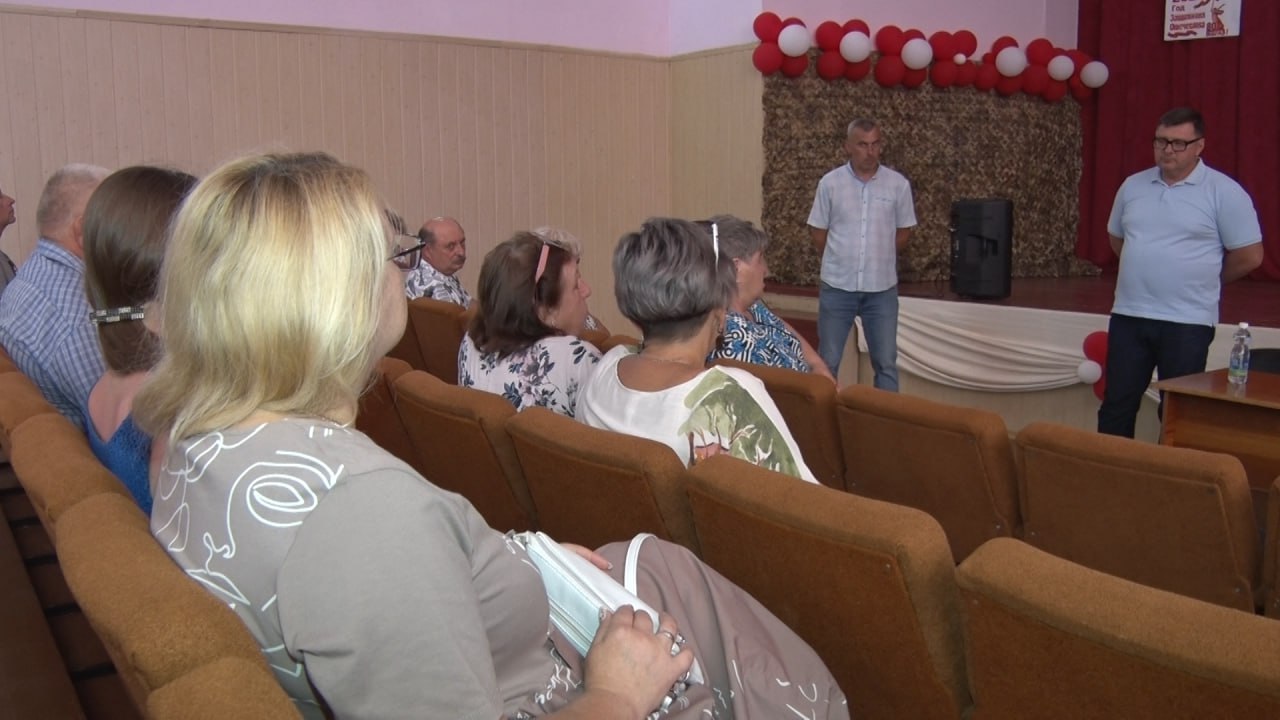 Совместно с заместителем председателя Новоазовского муниципального совета Алексеем Сухаревским и начальником местного территориального отдела Михаилом Горбом провели встречу с жителями Лебединского теротдела.  Встреча прошла эффективно. Жителей интересовали следующие вопросы: • об автобусном сообщении с г. Мариуполем и пешеходном переходе  через трассу «Новороссия»; • о восстановлении уличного освещения; • о работе ФАПа; • о ремонте учреждений культуры; • о разминировании части территории; • о проблемах с напряжением на электросетях; • о создании ТОС и др.  Внимательно выслушали все вопросы и замечания населения. Мы понимаем необходимость оперативного решения всех проблем и задач.  Постарались каждому жителю ответить по сути, разъяснить и оказать содействие в решении их вопросов. Темы, требующие дополнительного рассмотрения, взяты на личный контроль.  Такие встречи являются важнейшим источником информации от жителей и обеспечивают оперативную связь с населением. Открытый диалог – это ключевой аспект успешного развития муниципалитетов, что напрямую соответствует стратегии Главы ДНР Дениса Пушилина по развитию и укреплению нашей Республики.