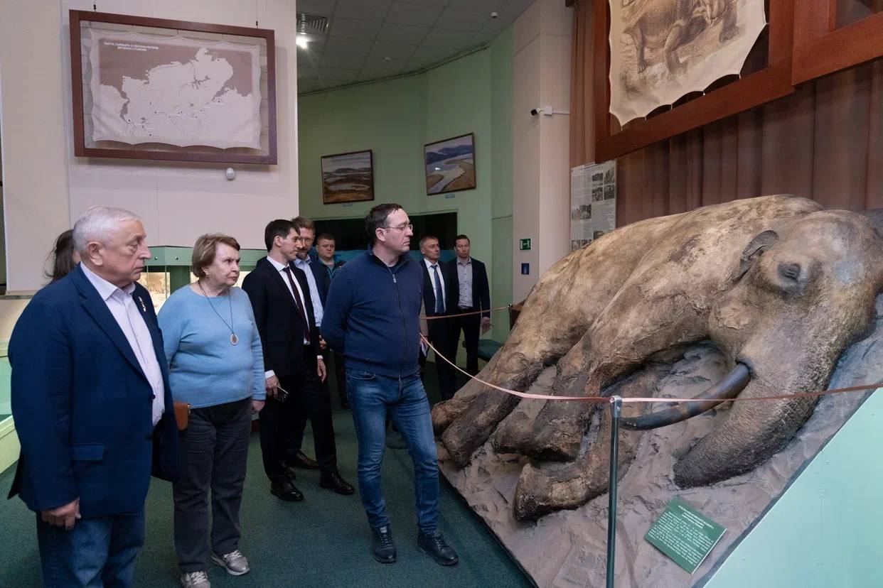 Депутаты Комитета посетили Таймырский краеведческий музей  Таймырский краеведческий музей – единственный государственный музей на огромной территории Таймырского Долгано-Ненецкого муниципального района. Как музейный объект является бесспорным элементом культурной жизни района.   Экспозиция музея занимает площадь 1172,5 кв.м. и расположена на трёх этажах.  Депутатам показали художественные собрания музея: произведения живописи, графики, декоративно-прикладного искусства, тематические выставки из фондов Таймырского музея.  Также депутатов ознакомили с чрезвычайно сложным и многоликим миром природы Таймыра и культурой коренных народов – нганасан, энцев, ненцев, долган, эвенков.   Завершилось посещение музея осмотром  исторической экспозиции,  которая освещает достоверные, документированные факты истории Таймыра XVII-XXI веков.