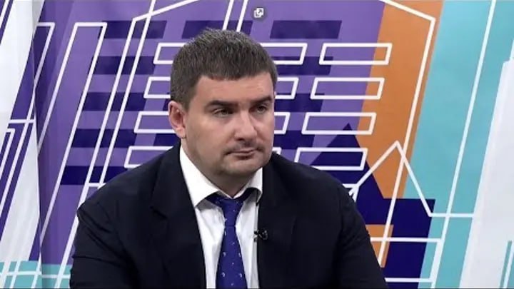Глава компании Облкоммунэнерго Дмитрий Буданов подозревается в хищении 20 млн рублей из бюджета Нижнего Тагила при реализации мусорной концессии Ему инкриминируют мошенничество в особо крупном размере часть 4 статьи 159 УК РФ сообщает РИА Новости со ссылкой на собственный источник Согласно имеющимся фактам Буданову Д В и его подельникам имена которых пока не разглашаются в интересах следствия удалось вывести из бюджета Нижнего Тагила 20 миллионов рублей якобы на исполнение концессии которая предусматривала создание мусоросортировочного комплекса нового полигона ТКО более 190 площадок накопления ТКО а также реконструкцию двух существующих полигонов ТКО сообщил собеседник издания Ранее Буданова объявили в федеральный розыск Но изначально не уточнялось по какой именно статье Уголовного розыска Компания которую возглавляет топ менеджер национализирована по иску Генпрокуратуры Она входит в контур Корпорации СТС бизнесменов Артема Бикова и Алексея Боброва В надзорном ведомстве полагают что в 2015 году они незаконно приватизировали Облкоммунэнерго которое ранее принадлежало властям Свердловской области Концессионное соглашение по обработке накоплению и захоронению отходов в июне 2018 года подписали временно исполняющий полномочия мэра Владислав Пинаев и гендиректор АО Облкоммунэенерго Дмитрий Буданов По ней в 2021 2022 годах должны были сдать мусоросортировочный комплекс на 158 тыс тонн бытовых отходов в год построить новый полигон на 185 тыс тонн мусора в год а также рекультивировать два действующих полигона Завод по сортировке ТКО в итоге открыли лишь в июне 2025 года На момент подписания соглашения вложения в строительство оценивались в 4 млрд рублей но стоимость объектов постоянно росла Сама концессия рассчитана на 29 лет а на сборе транспортировке утилизации отходов в Облкоммунэнерго планировали заработать 23 млрд рублей Фото Тагил ТВ
