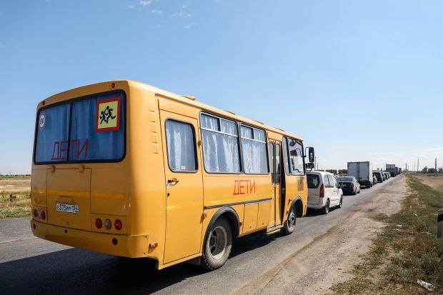 Школам в Волгоградской области передали 10 новых автобусов Как сообщает региональный комитет образования и науки вторая партия из 10 новых школьных автобусов марки ПАЗ передана образовательным учреждениям Волгоградской области Автобусы распределены в школы Городищенского Дубовского Камышинского Ленинского Среднеахтубинского Урюпинского районов а также в Михайловку и Волгоград Ранее в августе регион получил 21 автобус марки ГАЗ Их поставили в 14 районов и Урюпинск Потребность области в новых школьных автобусах на 2025 год полностью закрыта С 2016 года обновление автопарка достигло 98 Новый транспорт соответствует высоким требованиям безопасности оснащен автоматической тормозной системой ограничителем скорости до 60 км ч системами вызова и громкоговорящими устройствами навигацией ГЛОНАСС GPS и другими современными средствами