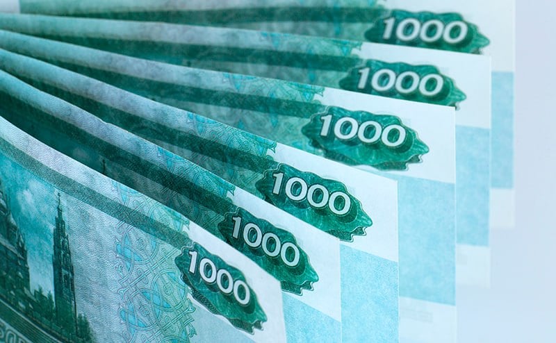 Мошенники в России чаще всего подделывают купюры номиналом 1000 рублей, сообщает ТАСС со ссылкой на материалы МВД РФ. В ведомстве отметили, что простую подделку можно распознать, намочив купюру, так как злоумышленники чаще всего используют клей для внедрения металлизированной полосы. Однако современные полиграфические производства позволяют производить фальшивые купюры почти неотличимые от настоящих банкнот. В МВД рекомендуют гражданам получать наличные только в банках, где купюры проверяют специальным оборудованием. Ознакомиться с наглядным иллюстрированным списком признаков подлинности денежных купюр можно на сайте Центробанка РФ. В случае обнаружения поддельной банкноты, ее необходимо сдать в отдел полиции или отнести на экспертизу в любой банк. :Nikolay Gyngazov/Global Look Press #Новости