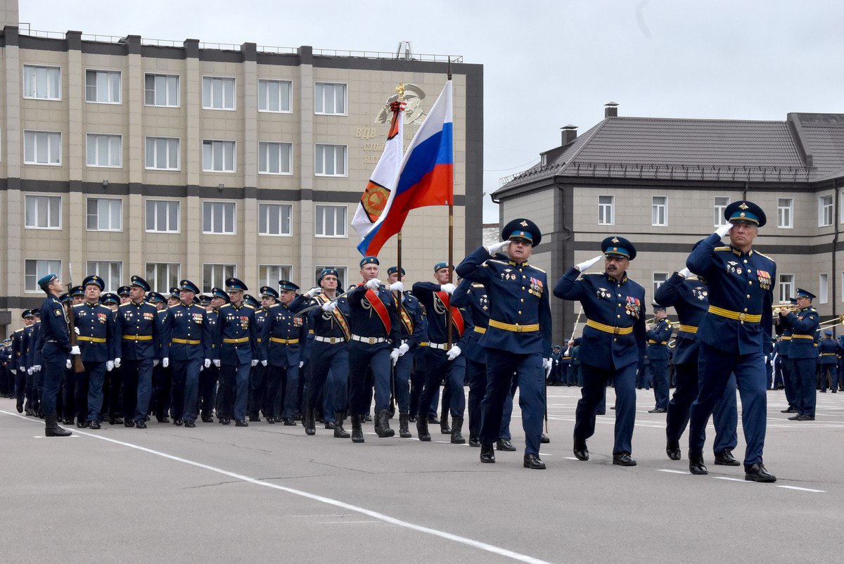 В Рязанском десантном училище прошел 20-й выпуск прапорщиков. В этот раз обучение окончили 86 человек, из них 20 с отличием. От имени губернатора Рязанской области Павла Малкова военнослужащих поздравил Денис Боков, первый зампред регионального правительства: «Теперь вы носите звание десантников – элиты российских войск. Носите его с гордостью и честью. Как говорил Василий Маргелов «ВДВ – это мужество высшего класса, храбрость первой категории, боевая готовность № 1».