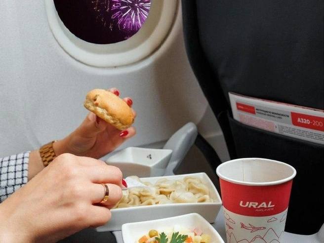 Россияне смогут встретить Новый год в небе В праздничную полночь в полёте окажутся пассажиры рейса U6 263 Москва Екатеринбург Пассажиры увидят салюты с необычного ракурса и получат праздничный ужин на высоте 10 000 метров В меню традиционные блюда оливье аппетитные пельмени десерт и новогодний напиток Ужин предоставим бесплатно рассказали в пресс службе компании перевозчика Уральские авиалинии Вылет из Москвы 31 декабря в 20 35 прибытие в Екатеринбург 1 января в 01 05 Такая встреча Нового года не редкость В 2025 году по данным Минтранса и Росавиации праздничную полночь в воздухе провели около 6 тысяч пассажиров российских авиакомпаний MSK1 в MAX Прислать новость