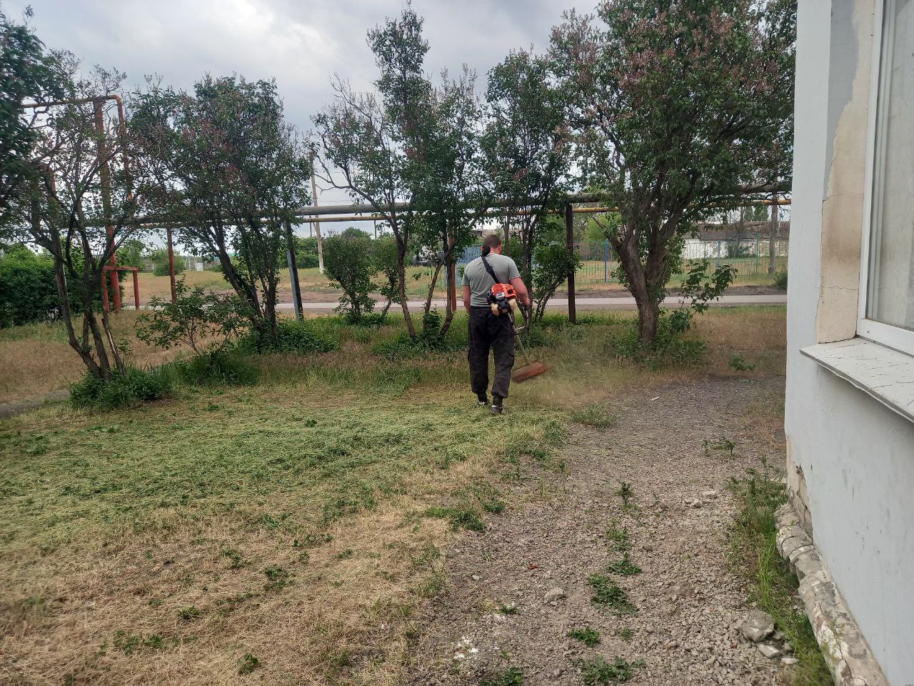 В селе Власовка провели работы по благоустройству 6 июня сотрудники ОПЖ п. Поречье, пгт Изварино, пгт Урало-Кавказ вышли на уборку территории в селе Власовка. Субботник провели на территории, прилегающей к административному зданию. В ходе выполнения работ, активисты скосили и сгребли траву, провели обрезку сухих веток, подмели бордюры, убрали мусор. «Выражаю благодарность всем участникам субботника. Общими усилиями, мы сможем сделать наши населенные пункты уютными и красивыми. Работы по благоустройству будут продолжены», - отметил начальник отдела по жизнеобеспечению п. Поречье, пгт Изварино, пгт Урало-Кавказ Сергей Казарин.
