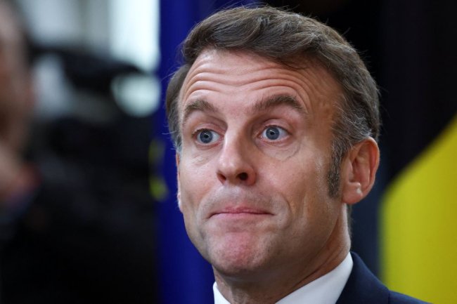 Европе было бы полезно возобновить диалог с президентом России Владимиром Путиным Об этом заявил французский лидер Эмманюэль Макрон Я считаю что в наших интересах найти подходящую основу для возобновления этой дискуссии цитирует политика Agence France Presse По словам Макрона европейцам в ближайшие недели необходимо придумать как это сделать  Ранее издание Politico опубликовало ежегодный список из 28 наиболее влиятельных лидеров в Европе Путин вошел в топ 5 В публикации говорится что действия российского лидера вызывают дрожь у европейцев пытающихся найти свой путь в мире где они возможно больше не смогут рассчитывать на защиту США Подписаться на Российскую газету в   Читать нас в MAX