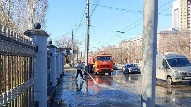 Оренбургский Бродвей на улицы города вышла новая уборочная техника В Оренбурге появился новый помощник в поддержании чистоты городских улиц подметально уборочный прицеп Бродвей Он совместим с любым тягачом самосвалом Его используют в паре с грузовиком который одновременно буксирует устройство и принимает в кузов собранный мусор грунт песок растительные остатки и бытовые отходы Одно из преимуществ Бродвея способность эффективно работать на неровных участках дороги Его щётки справляются с уборкой лучше чем например вакуумные пылесосы Комплекс может функционировать на скорости от 500 м ч до 25 км ч Показатель корректируется в зависимости от уровня замусоренности улицы Ещё одна полезная функция устройства система орошения Она оснащена запасом воды и форсунками на рампах Перед подметанием дорога увлажняется что снижает пылеобразование и повышает качество уборки ВЕСТИ ОРЕНБУРЖЬЯ в telegram в MAX ВКонтакте