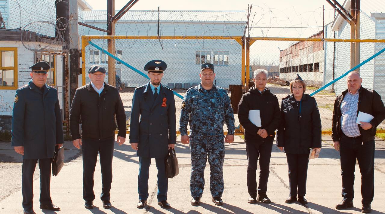0 Прокурор по надзору за соблюдением законов в ИУ проверил состояние законности в исправительной колонии № 15 Прокурор по надзору за соблюдением законов в исправительных учреждениях Cергей Литвинцев совместно с представителями Общественной наблюдательной комиссии в ХМАО-Югре и помощником Уполномоченного по правам человека в автономном округе провел проверку федерального казенного учреждения «Исправительная колония №15». В ходе проверки осмотрено состояние жилых помещений колонии, в которых содержатся осуждённые, столовой, профессионально - технического училища и иных объектов исправительного учреждения. Проверка показала, что администрацией исправительного учреждения в целом соблюдаются положения уголовно-исполнительного законодательства. Однако выявлены нарушения, связанные с недостатками санитарно-гигиенического обеспечения осуждённых. По выявленным нарушениям приняты меры прокурорского реагирования.