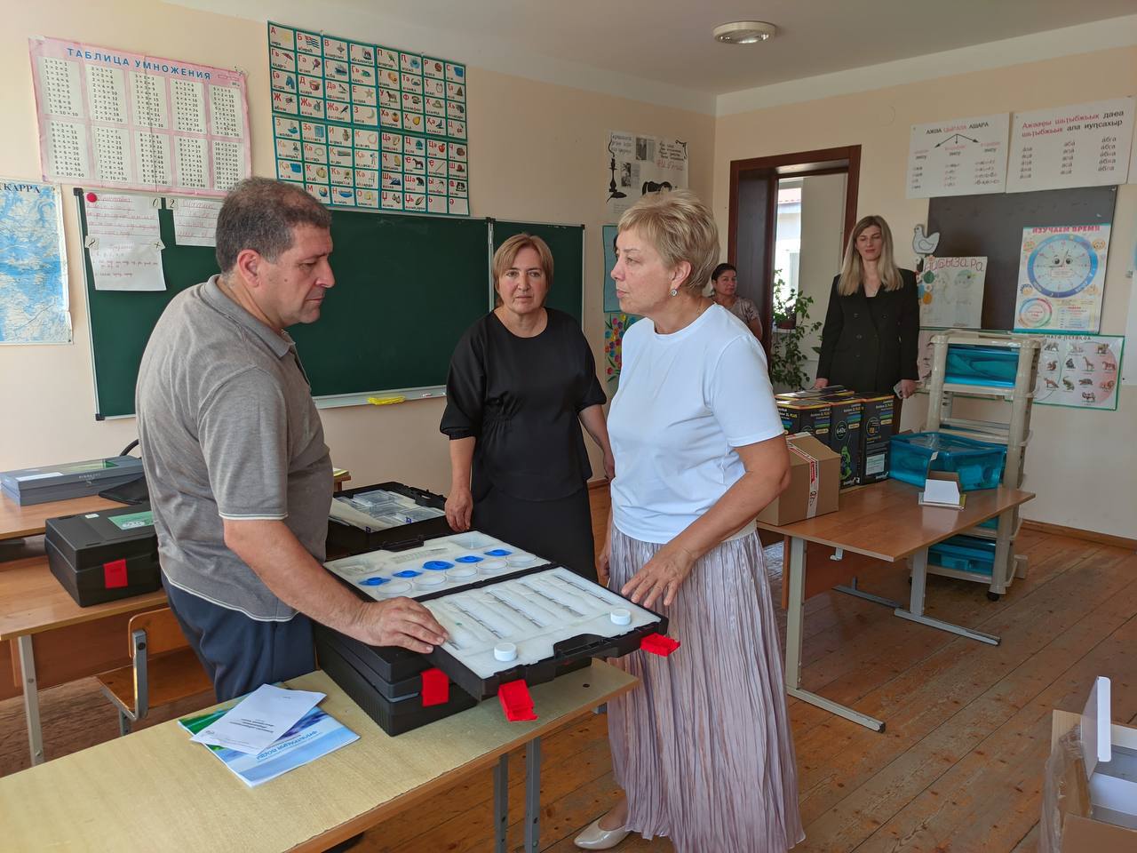 Сотрудничество в сфере образования с Псковской областью обсудили в Минпросвещения Абхазии.  Министр просвещения Хана Гунба и первый замгубернатора Псковской области Вера Емельянова договорились о развитии обмена педагогическим опытом, проведении исследовательской работы о выходцах из Абхазии, участвовавших в освобождении Псковской области в годы ВОВ, и организации школьных лагерей — зимой в Пскове, летом в Абхазии, сообщили в пресс-службе ведомства.   Также Емельянова отметила, что ряд псковских школ готовы к партнерству с абхазскими. В рамках визита она посетила образовательные учреждения в селах Адзюбжа и Уарча.