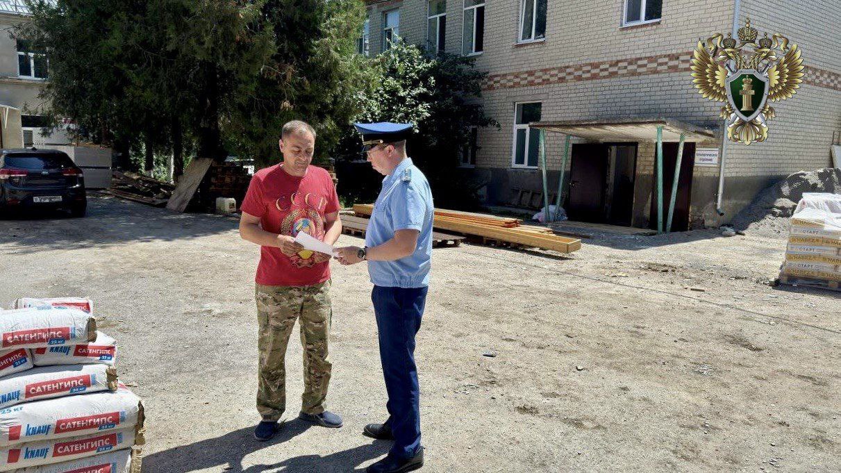 Прокуратура осуществляет надзорное сопровождение реализации национального проекта «Здравоохранение» Георгиевская межрайонная прокуратура провела проверку исполнения законодательства о контрактной системе в сфере закупок. Установлено, что в рамках реализации национального проекта «Здравоохранение» между ГБУЗ СК «Георгиевская районная больница» и коммерческой организацией заключен контракт на выполнение работ по капитальному ремонту отделения больницы в станице Незлобной на сумму более 69 млн рублей со сроком до 01.11.2025. Межрайонным прокурором Олегом Геращенко осуществлен выезд на место проведения работ, в ходе которого произведен осмотр объекта, подрядчик заслушан о ходе выполнения ремонта, при этом особое внимание уделено срокам исполнения обязательств, предусмотренных контрактом. В настоящее время техническая готовность объекта составляет 42 %. В целях своевременного завершения ремонтных работ руководителю подрядной организации прокурором объявлено предостережение.