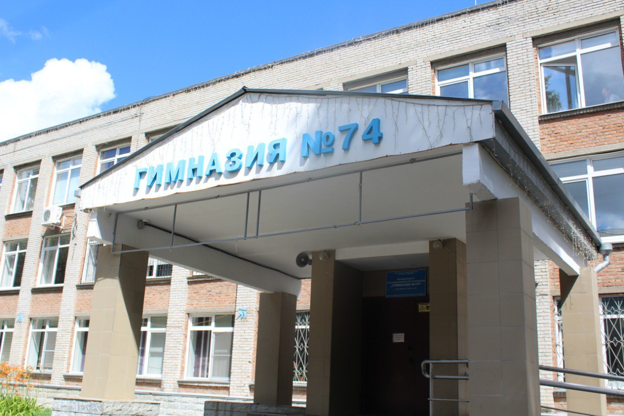 В июне в гимназии № 74 краевой столицы начался капитальный ремонт спортивного зала. Сегодня, 9 июля, ход работ проверили представители городского комитета по образованию под руководством заместителя председателя комитета Василия Губанова. В ходе рабочего визита комиссия осмотрела текущее состояние объекта, оценила качество выполняемых работ, пообщалась с представителями подрядной организации. – Мы начали работы в этом спортивном зале еще в начале июня, – поясняют строители. – Сегодня мы должны завершить, на наш взгляд, самую трудоемкую часть из всех запланированных – это выравнивание оконных откосов. Проверяющие отметили, что бригада ответственно относится к выполнению работ и не отстает от графика. В ближайшее время на объект зайдут еще и специалисты других профилей, которые займутся заменой системы освещения, установкой радиаторов отопления. Как заверили строители, эти работы можно вести параллельно, что не нарушит техники безопасности, технологии и скорости выполнения работ. Кроме того, в спортивном зале заменят входные группы, покрасят потолок и стены, в качестве нового напольного покрытия используют линолеум, предназначенный непосредственно для спортивных объектов. Чтобы обеспечить дополнительные меры безопасности, радиаторы отопления будут закрыты специальными каркасами, а окна – сетками. После завершения работ в спортивном зале строители приступят к ремонту вспомогательных помещений: тренерской, душевых и санитарно-гигиенических комнат, раздевалок. – Новый учебный год гимназисты начнут в новом спортивном зале, который будет соответствовать всем современным требованиям и нормам, – подвел итог Василий Губанов. – В настоящее время ремонтные работы ведутся не только здесь. Гимназия № 74 активно готовится к 1 сентября, в кабинетах и рекреациях проводят необходимый косметический ремонт. Кроме того, уже завершены работы по частичной замене кровли.