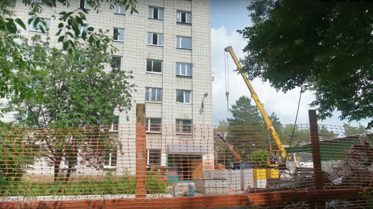 Капитальный ремонт стартовал в НГАУ В общежитии, рассчитанном на более чем 500 мест, начались работы в рамках программы Министерства науки и высшего образования России. На обновление выделено более 700 млн рублей. Первый этап включает замену инженерных сетей, окон и дверей, а также ремонт кровли и фасада. Особое внимание уделят созданию комфортных условий для студентов. Планируется обустройство зон отдыха, учебных комнат и прачечной. Завершение всех работ намечено на 2027 год. «Обновлённое общежитие станет настоящим домом для наших студентов», — отметил ректор Евгений Рудой. Скриншот видео НГАУ Прислать новость