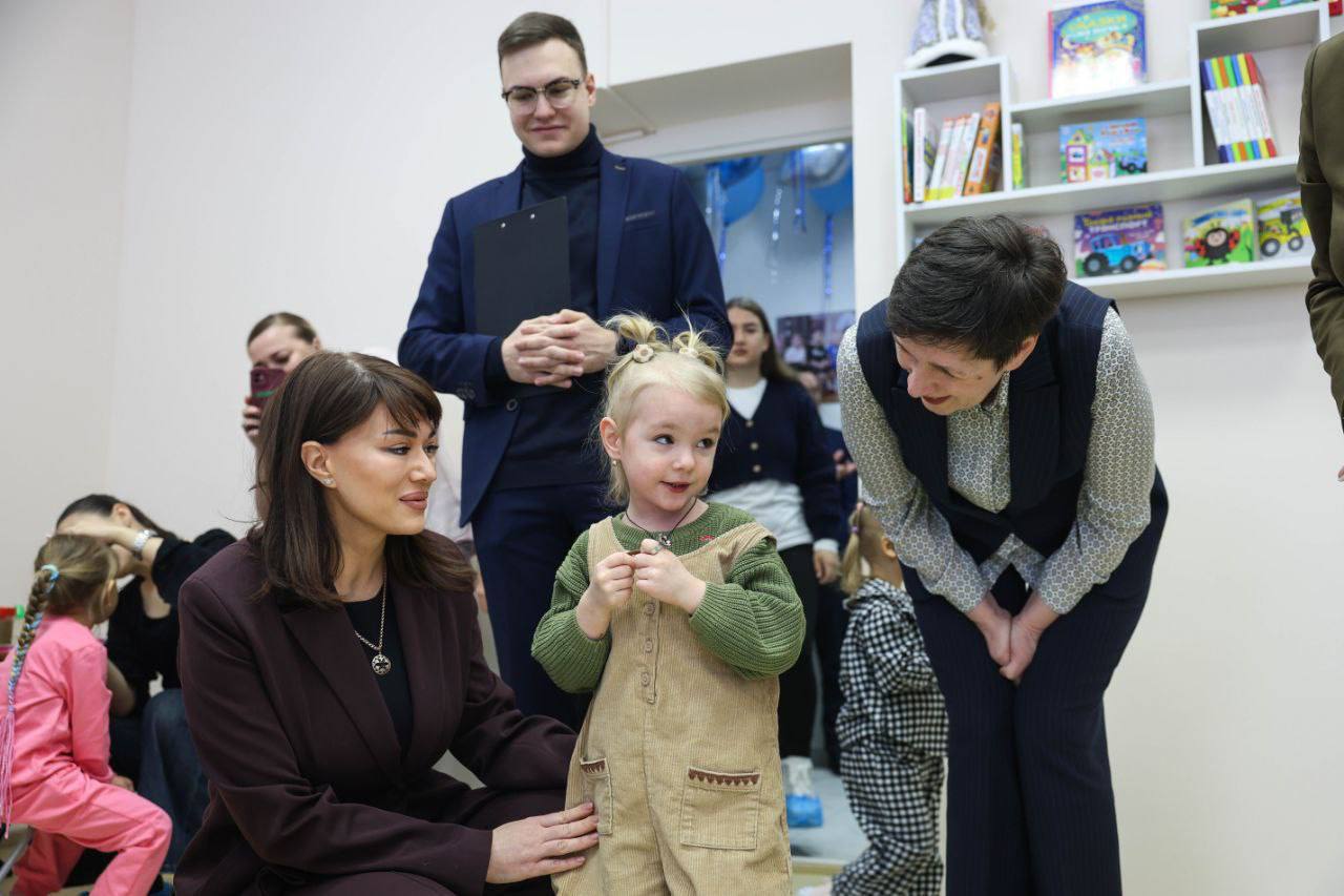 В СКФУ открыли комнату матери и ребёнка по нацпроекту Семья В Ставрополе в Северо Кавказском федеральном университете открыли комнату матери и ребёнка а также группу кратковременного пребывания детей Проект создан для детей студентов аспирантов и молодых преподавателей Открытие прошло в рамках реализации федерального проекта Помоги маме учиться нацпроекта Семья Комнату матери и ребёнка совместно с группой кратковременного пребывания детей открыли в СКФУ по адресу Ставрополь проспект Кулакова 2 Целью федерального проекта Помоги маме учиться нацпроекта Семья является создание инфраструктуры для студенческих и молодых семей с детьми в образовательных организациях и поддержка студенческих семей Как отметила заместитель министра науки и высшего образования РФ Ольга Петрова число таких пространств в вузах к 2030 году планируется увеличить до тысячи Мы всегда говорим что университет это большая семья Всего в университете обучается 46 студенческих семей в них воспитываются 11 детей А всего из числа студентов более 400 являются родителями Открывая эту комнату матери и ребёнка мы поддерживаем молодые семьи в их непростом но очень важном решении совмещать учёбу и воспитание детей Здесь в этих уютных стенах малыши будут в безопасности и под присмотром специалистов будут играть и развиваться пока родители заняты учёбой Проект стал возможен благодаря поддержке Министерства науки и высшего образования РФ в рамках программы Помоги маме учиться отметила и о ректора СКФУ профессор Татьяна Шебзухова В открытии приняли участие министр образования Ставропольского края Мария Смагина и министр труда и социальной защиты населения Ставрополья Елена Мамонтова Помещения расположили на первом этаже студенческого общежития 8 которое включило в себя сразу 5 пространств саму комнату матери и ребёнка игровую зону гигиенических процедур комнату отдыха и колясочную В СКФУ постарались создать комфортные условия для молодых родителей и их детей которые смогут играть и развиваться под присмотром специалистов опытных воспитателей Посещать группу кратковременного пребывания ежемесячно будут 70 80 детей для которых закуплено все необходимое оборудование игрушки и развивающие пособия В группе одновременно смогут находиться не более 6 человек а среднее время пребывания ребёнка составит 4 часа Комнату матери и ребёнка одновременно могут посещать несколько мам На открытии для детей провели мастер классы по украшению имбирных пряников арт терапию в виде рисования песком и лепки из глины а также желающим сделали аквагримм Выбор общежития 8 тоже не случайный Натерритории кампуса Север расположены корпуса в которых обучаются большое количество студентов с детьми Всего в СКФУ на данный момент обучается около 700 студентов состоящих в браке Также рядом с общежитием расположены детская площадка и клиника персональной медицины СКФУ Подпишись это Кавказ Сегодня