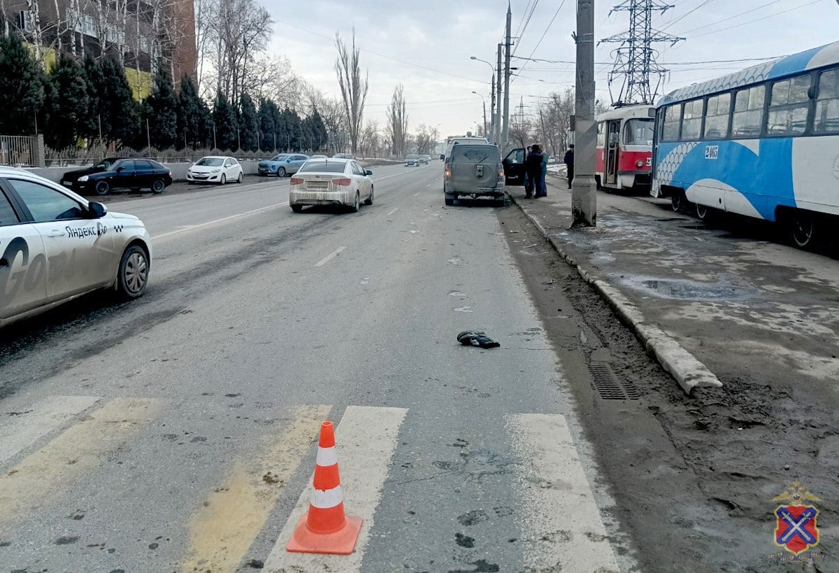 В Волгограде водитель сбил женщину на пешеходном переходе  3 марта в Советском районе Волгограда 44-летний водитель «УАЗ Патриот» сбил женщину на регулируемом переходе. Пострадавшая пересекала дорогу на зеленый сигнал.  С травмами ее доставили в больницу. Госавтоинспекция выясняет обстоятельства ДТП.           Подписаться