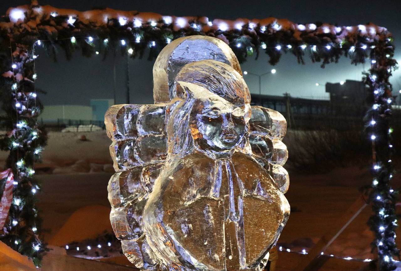 Сегодня в ночь с 18 на 19 января православные христиане отмечают Крещение Господне В Горно Алтайске в районе Пионерского острова оборудовано место для купели Обряд освящения воды в купели пройдет в 20 00 Его совершит иерей Лаврентий Донбай После освящения места для погружения оно будет готово для посещения Для обеспечения безопасности будет организовано дежурство бригады скорой помощи спасателей сотрудников полиции и сотрудников администрации города Также вблизи оборудованных купелей будут размещены палатки с теплым настилом и обогревом где верующие смогут выпить горячий чай после омовений Отметим что священнослужители не настаивают на том чтобы верующие обязательно соблюдали праздничный обряд в водоемах Напоминаем о правилах исключить употребление спиртных напитков при признаках респираторного заболевания отказаться от омовения в общественных местах не нарушать общественный порядок не выходить самовольно на лед большими группами не оставлять детей принимающих участие в праздничных мероприятиях без присмотра родителей или взрослых Медики рекомендуют категорически воздержаться от купаний людям с хроническими заболеваниями имеющим заболевания сердца и сосудов гипертонию эпилепсию воспаления почек и бронхолегочной системы заболевания щитовидной и предстательной железы а также беременным женщинам и детям Также отметим что для питьевых целей стоит использовать только родниковую воду В Горно Алтайске обустроено несколько источников родник Ырысту и Алёнушка родник с пищухами между зданиями нацтеатра и администрации города родник на ул Максима Горького и др Фото наш архив 2025 года горноалтайск городтрадиций