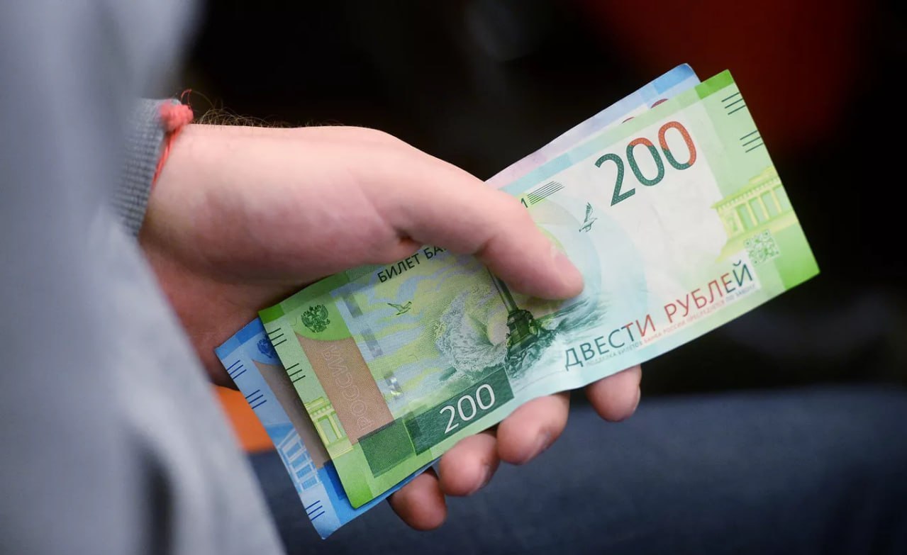 Банкноту с незначительными дефектами на которой хорошо видны ее номинал серия и номер должны принять к оплате в любой торговой точке рассказали в главном управлении ЦБ РФ по ЦФО При этом покупатель при получении сдачи в магазине вправе отказаться от купюры с дефектами А вот при значительном повреждении банкноты нужно обращаться в банк где ее проверят на подлинность и выдадут взамен целую Ключевое условие у вас должно сохраниться не меньше 55 первоначальной площади банкноты jkinvest news jkinvest