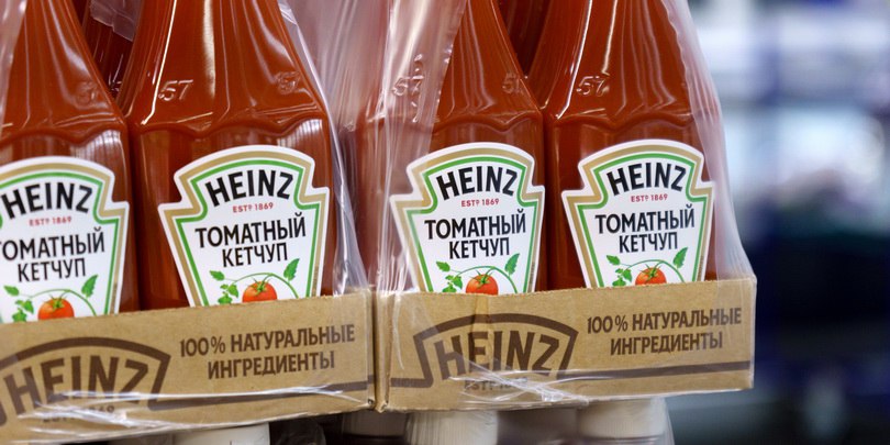 Акции Kraft Heinz выросли на новости о скором разделении на две публичные компании Акции американского производителя продуктов питания Kraft Heinz на премаркете американской биржи NASDAQ подскочили на 2 43 и на пике достигли 28 65 Поводом для роста стала новость о том что Kraft Heinz разделится на две компании каждая из которых будет публичной Одна компания будет заниматься производством соусов а другая бакалейных товаров поскольку производитель стремится повысить продажи после нескольких лет низких показателей Названия компаний определят позднее Первая компания получит такие бренды как Heinz Philadelphia и Kraft Mac Cheese У второй в портфеле будут представлены бренды Oscar Mayer Kraft Singles и Lunchables Нынешняя структура компании затрудняет эффективное распределение капитала и определение приоритетов пояснил этот шаг исполнительный председатель правления Kraft Heinz Мигель Патрисио Ожидается что сделка будет закрыта во второй половине 2026 года Подробнее Акции Kraft Heinz выросли на новости о скором разделении на две компании Подписаться на Сам ты инвестор
