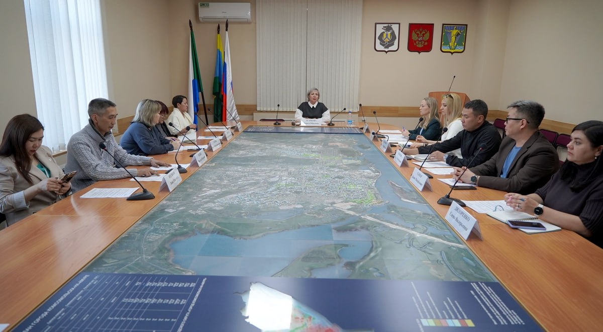 В Комсомольске обсудили вопросы сохранения культуры и традиционного образа жизни коренных малочисленных народов Приамурья 23 октября состоялось очередное заседание городского Совета представителей коренных малочисленных народов Севера и Приамурья Его члены обсуждали вопросы сохранения культуры традиционного образа жизни и нанайского языка Для популяризации традиционных промыслов и ремёсел коренных малочисленных народов комсомольские мастера принимают участие в краевом конкурсе декоративно прикладного искусства Ремёсла земли Дерсу С сожалением на Совете отмечалось что с каждым годом участников от Комсомольска на Амуре становится меньше и здесь необходима поддержка мастеров Участники заседания заявили о необходимости возрождения кружковой деятельности что позволит на постоянной основе обучать подрастающее поколение ремёслам и декоративно прикладному творчеству Кроме этого есть потребность и в преподавателе национальных видов спорта сообщает пресс служба города Юности Подпишись на Твою Комсу