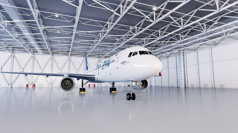 Первый новый Ту 214 совершил первый полёт Сегодня с заводского аэродрома в Казани поднялся в воздух самолёт Ту 214 с регистрацией RA 64536 Этот борт примечателен тем что это первый Ту 214 с момента возобновления их производства собранный полностью из российских комплектующих Звучит сложно Смотрите Когда Ту 214 снова попытались начать производить в 2022 году под соусом того что МС 21 будет ещё неизвестно когда а тут пожалуйста вот вам уже готовый сертифицированный самолёт то вскоре выяснилось что нельзя его взять и начать снова выпускать потому что некоторые системы в России не производятся а самолёты выпущенные в 2000 х годах и летавшие в Трансаэро Red Wings и других российских авиакомпаниях тоже оснащались некоторыми компонентами иностранного производства В частности это TCAS система предупреждения столкновения самолётов в воздухе GPWS система предупреждения о столкновении с землёй некоторые элементы гидросистемы и освещения и др всего около 45 компонентов Эти самолёты многие годы простоявшие на хранении начали потихоньку восстанавливать до состояния лётной годности и несколько машин уже передали Red Wings они летают на регулярных рейсах Но где же новые Первый новый самолёт совершил первый полёт в конце декабря 2024 года это борт RA 64535 Однако на самом деле он был заложен ещё в 2019 году и сейчас его только достроили причём самое главное с использованием запасов импортных компонентов То есть та машина не в серийном облике и она стала бизнес джетом для Минпромторга В RA 64536 заменили импортные компоненты на отечественные и вот самолёт готов Примерно к лету его передадут заказчику Тут начинается самое интересное он тоже не будет возить пассажиров на регулярных линиях хотя изначально его должна была получить авиакомпания ЮВТ Аэро Однако она отказалась от Ту 214 из за задержек поставок и теперь новый самолёт тоже получит VIP салон и будет летать в интересах страховой компании СОГАЗ А мы на недружественных самолётах пока полетаем Или уже дружественных запутался www frequentflyers ru 2025 12 16 64536 frequentflyers