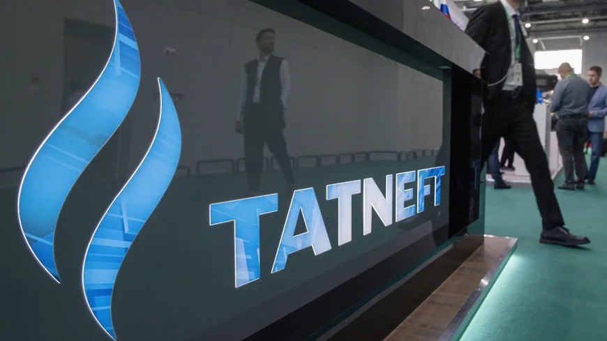 Президент России передал «Петрус» во временное управление «Татнефти» Согласно указу, 100% акций компании передаются «Сафпэт Актив», ее учредитель — «Татнефть». Ранее следствие заподозрило, что «Петрус» принадлежит украинскому бизнесмену Игорю Коломойскому внесен в перечень террористов и экстремистов , обвиняемого в хищении 800 тысяч тонн татарстанской нефти на сумму $400 млн. Фото: Коммерсантъ / Артемий Шуматов