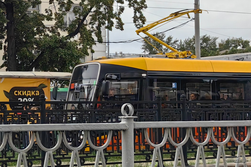 В Екатеринбург привезут 15 трехсекционных трамваев. Они появятся до 31 января 2026 года Власти города и Усть-Катавский вагоностроительный завод заключили контракт Полностью низкопольные вагоны могут вместить более 150 пассажиров. Их планируют направить на линию в Академический район «Уральский меридиан»