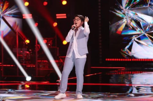 Юный талант с Урала Альберт Рамазанов из Екатеринбурга прошёл в полуфинал Голос Дети и выбрал команду Димы Билана Школьник из Академического района занимается вокалом с рождения и уже собрал 19 Гран при на конкурсах разного уровня Поддержать его можно сегодня в прямом эфире Первого канала в 21 45 шанс стать первым победителем шоу из Екатеринбурга Фото VK Голос Дети   теперь в МАХ