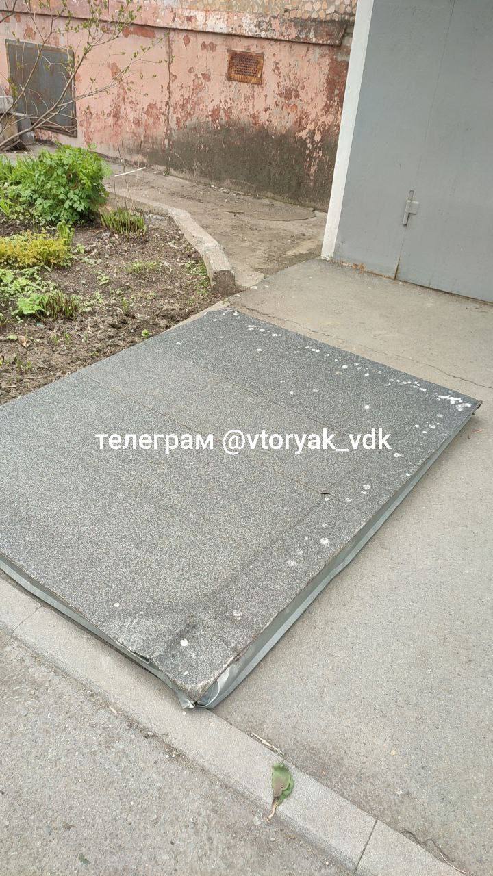 Фрагмент крыши упал на машину на улице Кирова, 24 и повредил припаркованную рядом машину. О пострадавших не сообщается. Отметим, что во Владивостоке с минувшей ночи дует очень сильный ветер. Если вы стали свидетелем происшествия, обязательно сообщайте об этом нам Подробности происшествий, фото и видео можно присылать на номер редакции в WhatsApp: +7-924-423-77-33 и в Telegram: Источник: