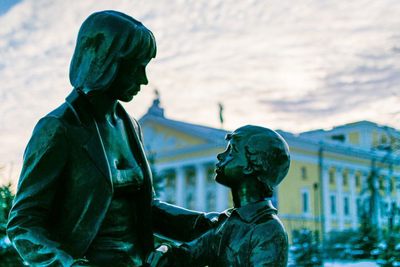 Челябинка родила прямо в сугробе В декабре Ольга пошла гулять с собаками и увидела сидящую в снегу женщину у неё начались роды Женщина не растерялась и приняла младенца После маму с малышом доставили в больницу всё обошлось без осложнений Губернатор наградил Ольгу Усачеву За смелость и отвагу Короче хеппи энд Присылайте новости в наш бот newschelyaba bot   Подпишись на MAX чтобы быть на связи