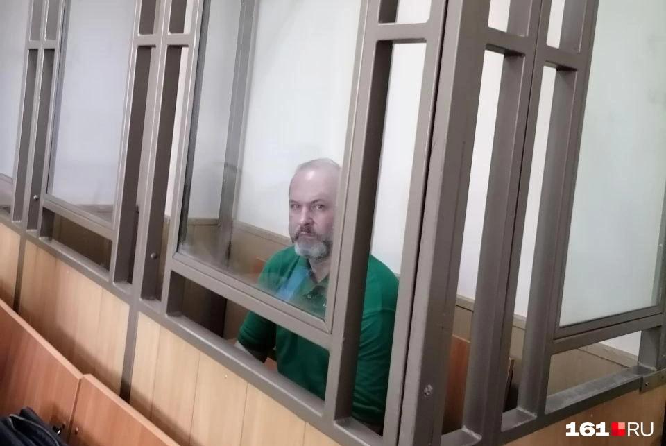Донского экс-замгубернатора Виталия Кушнарева привезли в зал суда. На заседании прокурор зачитала показания экс-заместителя министра транспорта Дмитрия Мамелко. Свидетель познакомился с Кушанервым в 2013 году, в 2014 пришел за ним работать в правительство. В прошлом году Кушнарева снова вернулся в правительство Ростовской области из Госдумы. Он за собой привел и Мамелко. Мамелко рассказал, что Кушнарев выполнял свою работу, но на вопрос о том, как руководили работами по госконтрактам и кто их принимал, не смог ответить. Данная информация достоверно мне неизвестна, поскольку в силу распределения направления деятельности я не имел и не имею отношения к выполнению данных задач, связанных со строительством и ремонтом дорожной сети. Кроме того, свидетель рассказал, что лично знает директора компании «Т-Транс», но относительно взятки Кушнареву Мамелко сказал, что ничего не знает. Напиши нам