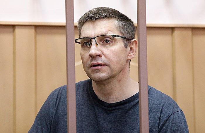 Дело экс-директора «Роснано» прекращено. С Андрея Горького взыскано более 607 млн рублей ущерба. «Уголовное дело и уголовное преследование в отношении Горькова Андрея Владимировича… прекратить в связи с истечением срока давности уголовного преследования, освободив Горькова Андрея Владимировича от уголовной ответственности», — следует из материалов дела, передает ТАСС. Суд отменил подписку о невыезде и обеспечительные меры в отношении активов Горькова и недвижимости его родственников. Горьков был арестован 11 июня 2017 года. По версии следствия, топ-менеджер «Роснано» с 2011 по 2013 годы размещал деньги корпорации в «Смоленском банке» в размере от 460 до 740 млн рублей под видом расчетно-кассового обслуживания. Таким образом он причинил компании ущерб в 738 млн.