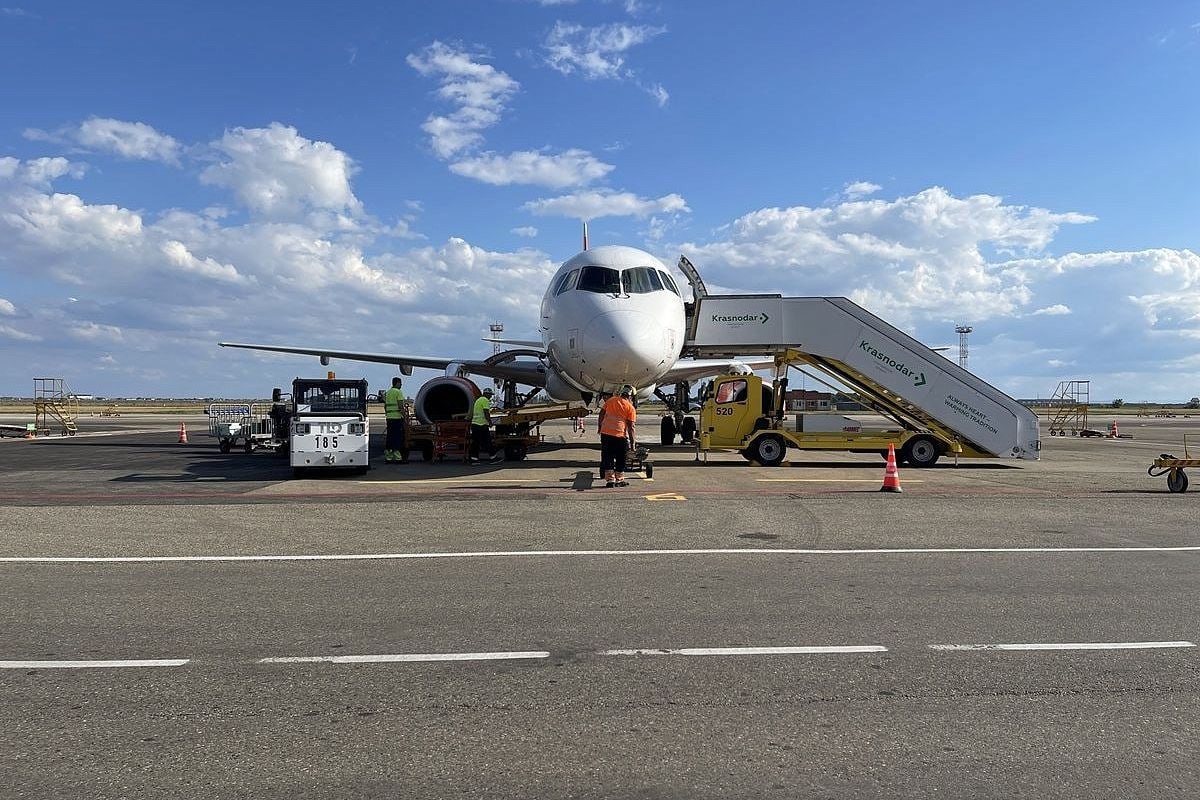 Более 200 тысяч пассажиров обслужил аэропорт Краснодара после возобновления авиасообщения За 43 дня работы данные с 17 сентября по 29 октября включительно аэропорт обслужил 203 938 человек Из них более 150 тыс на внутренних и более 55 5 тыс на международных направлениях Было выполнено 1383 взлетно посадочных операции Пиковым днем стало 26 октября дата перехода на осенне зимнее расписание когда было обслужено 8552 пассажира и выполнено 60 рейсов Отмечается что если первые 100 тыс пассажиров аэропорт обслуживал за 27 дней то следующие 100 тыс чуть более чем за 2 недели Кубанские Новости Мы в MAX