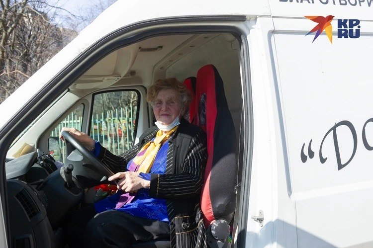 В Петербурге умерла известная блокадница Галина Яковлева Галина Ивановна несмотря на свой возраст вела активный образ жизни Она основала благотворительный фонд Доброта и сама развозила своим подопечным продукты на грузовике В общей сложности под её покровительством было 500 человек 150 детей и 350 взрослых все инвалиды сироты Галина Ивановна долго боролась с раком желудка Но последнее время болезнь брала своё Яковлевой становилось хуже Сегодня 11 декабря стал известно что она скончалась Галине Ивановне было 86 лет Похороны пройдут 12 декабря в полдень в церкви Николая Чудотворца на Большеохтинском кладбище Олег Золото Читай нас в MAX Подпишись на Комсомольскую правду СПб