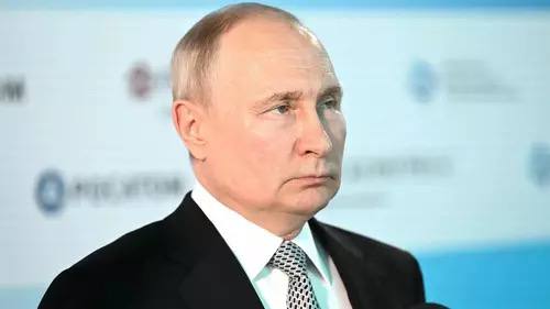 Владимир Путин поручил проверить оказание помощи оренбуржцам после паводка.  Так, до 31 марта Контрольное управление президента и Генпрокуратура представят президенту доклад.  Ответственным назначили помощника президента — начальника контрольного управления Дмитрия Шалькова.