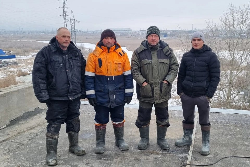 Пришлось нырять в реку вслед за ребенком: кровельщики и санитар спасли семилетнего мальчика, который провалился под лед  В Кургане санитар областной психоневрологической больницы и чинившие крышу медучреждения рабочие спасли ребенка. Семилетний Женя неосторожно выбрался на тонкий лед на реке Черная. Ледяная корка треснула, мальчик рухнул в холодную воду. Женя пытался выбраться из полыньи и кричал.  Крики услышали кровельщики, чинившие неподалеку крышу больницы. Они схватили веревку, которую использовали при работе, и бросились на выручку. Одновременно санитар больницы выглянул в окно и увидел тонущего ребенка. Он тоже побежал на реку.  Первым до полыньи домчался кровельщик Алексей Тельнов. Мальчик к этому времени уже скрылся под водой. Без раздумий рабочий нырнул в реку и вытолкнул ребенка наверх. Остальные мужчины с помощью веревки вытянули мальчика из воды.Следом выручать пришлось и прыгнувшего в реку Алексея Тельнова. Намокшая одежда отяжелела и тянула мужчину на дно.   Спасенного ребенка скорей повели в ближайшее здание – то есть, в больницу. Тут подоспел и отец мальчика. К счастью, серьезных повреждений ребенок получить не успел.