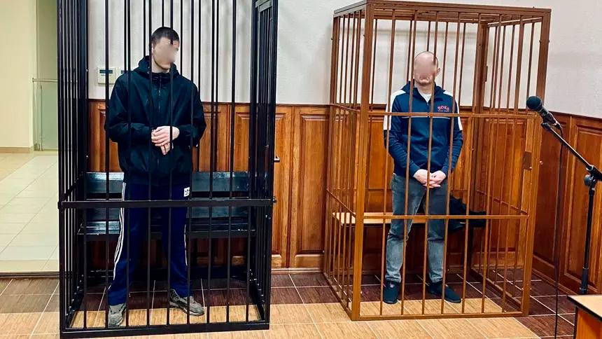 В Калининграде вынесли сроки двум украинцам которые пытались проникнуть в область ради диверсий и кражи ребёнка Установлено что двое мужчин собирали информацию о защищённости российско литовской границы для нелегальной заброски агентуры и совершения преступлений на территории России 26 декабря 2023 года их задержали пограничники и сотрудники регионального УФСБ Помимо диверсий в их планы входило похищение ребёнка Несовершеннолетнего гражданина РФ живущего в Калининградской области с матерью хотели увезти в Литву к его отцу сотруднику Минобороны Украины Обоих мужчин обвинили по ст 276 УК РФ ч 3 ст 322 УК РФ ч 3 ст 30 п а д з ч 2 ст 126 УК РФ Их отправили в колонию строгого режима на 15 и 16 лет Фото Калининградский областной суд