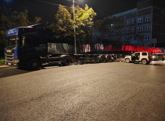 Машина всмятку Водитель иномарки въехал в большегруз и погиб во Владивостоке ДТП произошло ночью Ночью 11 октября во Владивостоке произошло ДТП в котором погиб водитель иномарки сообщили в пресс службе полиции Приморья Информация о ДТП произошедшем в районе улицы Добровольского 23 поступила в дежурную часть полка ДПС Госавтоинспекции УМВД России по городу Владивостоку На место автоаварии прибыли сотрудники ДПС руководство Госавтоинспекции следственно оперативная группа отдела полиции и реанимационный автомобиль скорой медицинской помощи По предварительной информации 54 летний водитель автомобиля Mitsubishi Pajero Mini около 00 40 11 октября выезжал со стороны улицы Космонавтов в направлении Сахалинской В районе улицы Добровольского 21 он наехал на стоящий большегруз Scania с полуприцепом и получил смертельные травмы