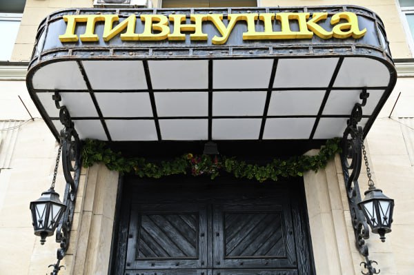 Султан Хамзаев допустил новые меры по борьбе с чрезмерным потреблением алкоголя в РФ Их следует применять после анализа существующих ограничений В беседе с радиостанцией Говорит Москва член комитета Госдумы по охране здоровья отметил что сокращение часов продажи спиртного в общепите который расположен во дворах многоквартирных домов поможет оградить детей от асоциальных элементов Такие пивнушки которые находятся в жилых домах которые местами создают людям не просто неудобства но и острые моменты с точки зрения безопасности В этой части регуляторная норма должна соответствовать тому запросу который есть среди граждан по наведению порядка Например общественная безопасность и другие важные акценты Регионам передали такие полномочия это очень хорошо Видно что регионы этими полномочиями пользуются На федеральном уровне мы выработали такой алгоритм Я считаю что на данном этапе этих изменений достаточно Надо посмотреть через время общий анализ и уже от него отталкиваясь принимать дополнительные меры по защите здоровья наших граждан от чрезмерного потребления алкоголя и негативных последствий   govoritmoskva ru news 473493