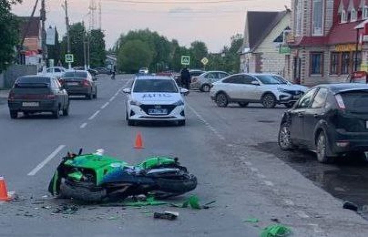 Ребенок на мотоцикле влетел в иномарку в Тербунах В селе Тербуны на улице Октябрьской произошло серьезное дорожно-транспортное происшествие. По предварительным данным, столкнулись автомобиль Ford под управлением 28-летнего водителя и мотоцикл, за рулём которого находился 13-летний подросток. ↗ Прислать новость Подписаться
