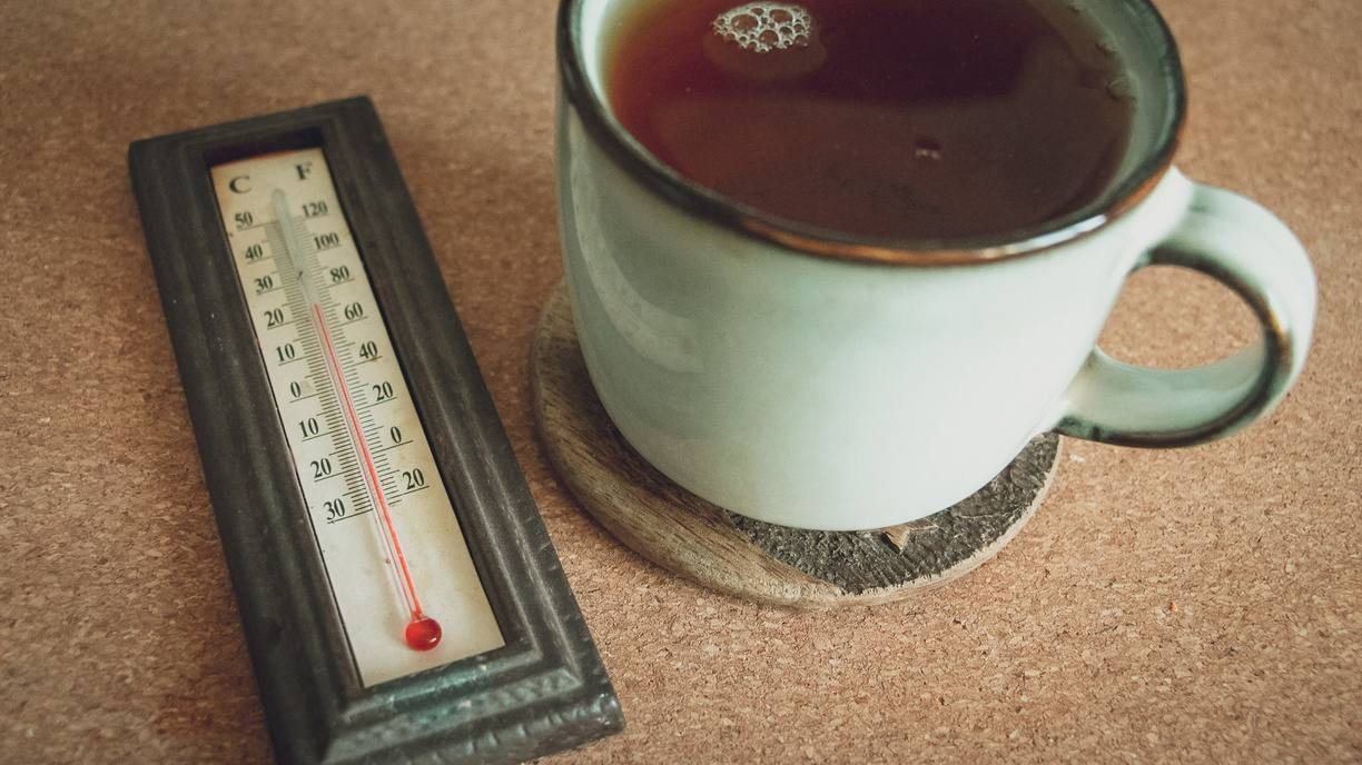 Аномальные морозы не планируют уходить из Приморья   Синоптики предупреждают что зима продолжит держать регион в жёстких условиях а конец января обещает быть особенно холодным Хотя серьёзных снегопадов всё же больше не будет сильный ветер будет усиливать мороз По словам главного синоптика Приморья Бориса Кубая причина меридиональный тип атмосферной циркуляции Он работает как настоящий ледяной коридор по которому в край без остановки поступает арктический воздух с севера Холод сохраняется именно из за характера циркуляции атмосферы Источник primhydromet vmfareast